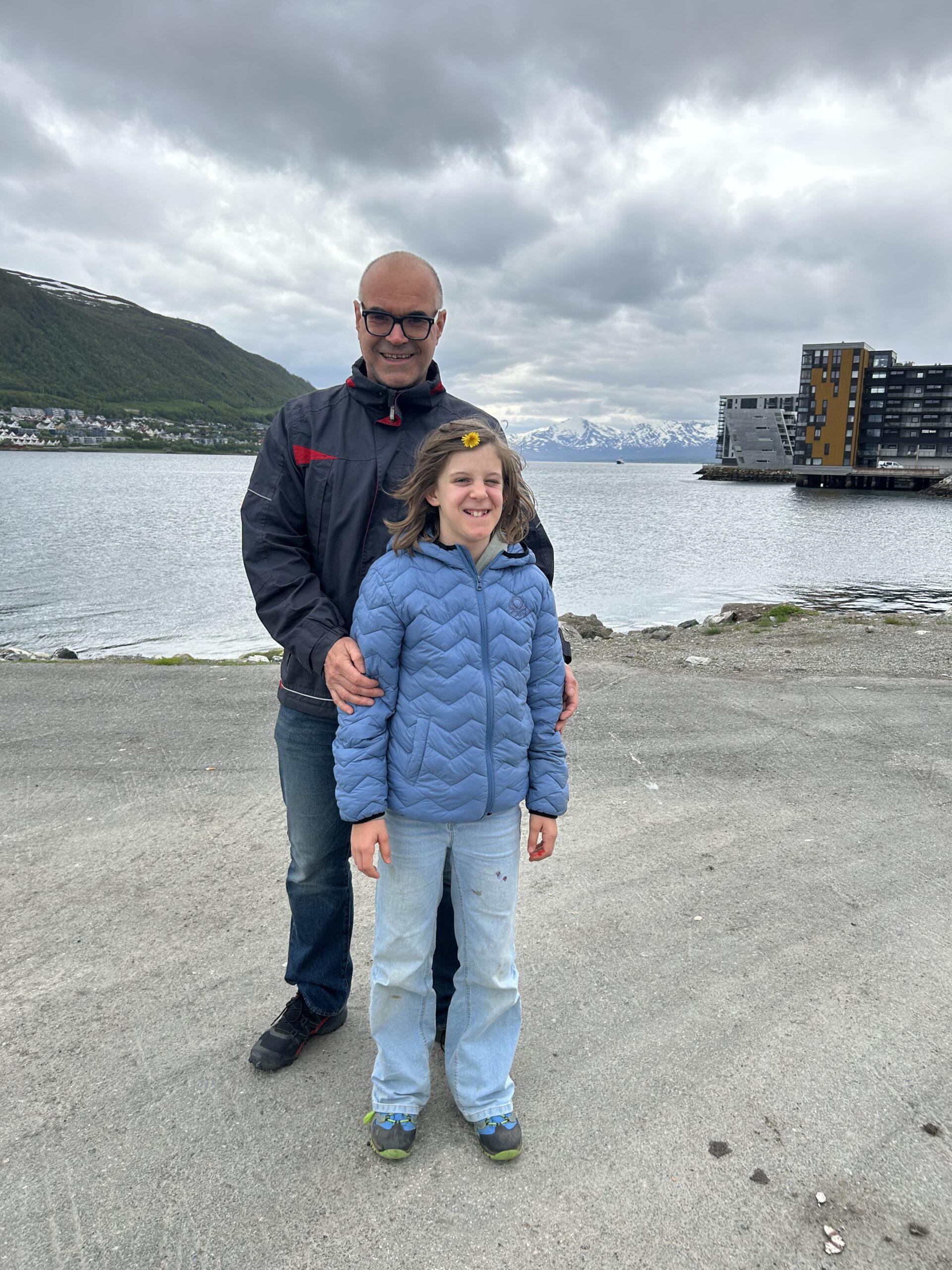 Günter Neubauer mit seiner Tochter am Fjord – Familie als Inspiration für persönliches Wachstum und Coaching
